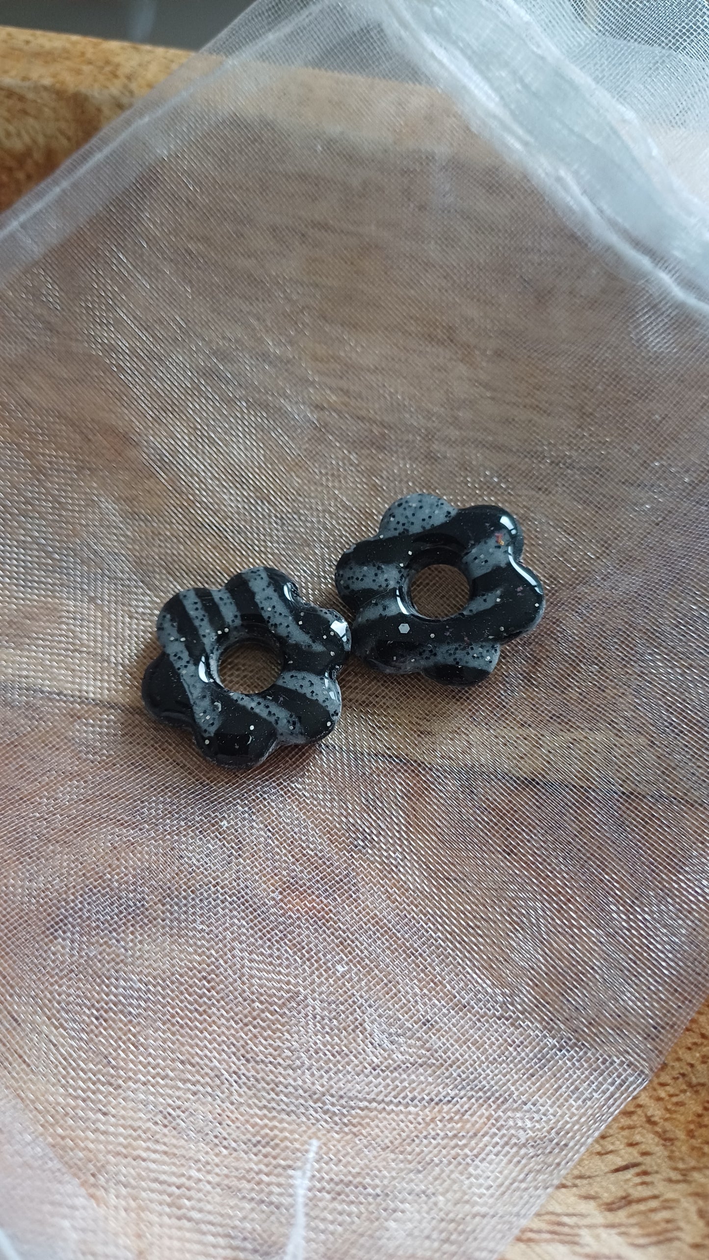 Boucles d'oreilles "Ptites Inaya" Fleur Noir granit/gris